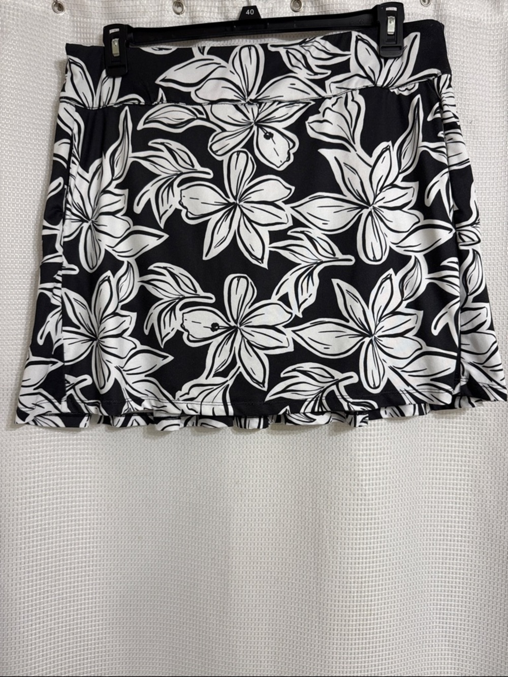 EUC Emerald 18 black & white floral skort. Size L.